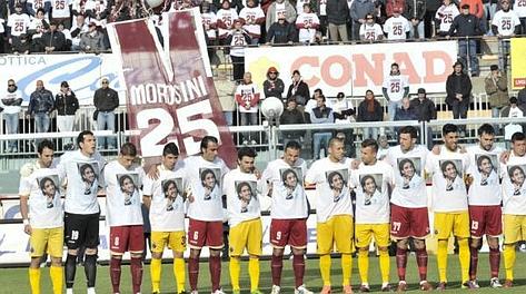 I giocatori di Livorno e Cittadella abbracciati durante il minuto di raccoglimento per Piermario Morosini. Ansa