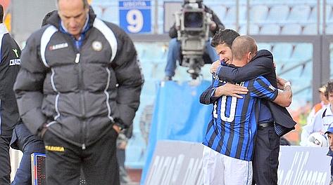 L'abbraccio fra Andrea Stramaccioni e Wesley Sneijder. Afp