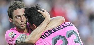 Marchisio abbraccia Borriello dopo il gol al Cesena. Reuters