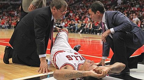 Derrick Rose a terra dopo l'infortunio patito durante il match dei Bulls contro i Philadelphia 76ers. Afp