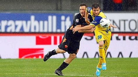 Perparim Hetemaj contro Francesco Totti. Ansa