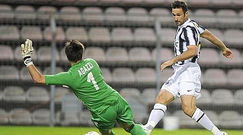 Mirko Vucinic segna il gol dell'1-0 contro il Cagliari. Ansa