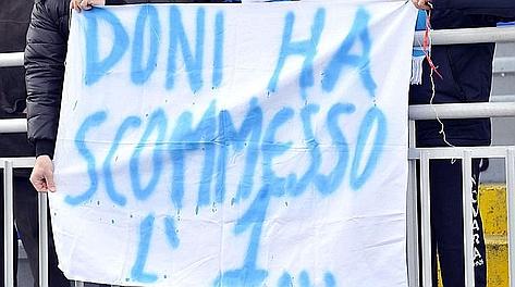 Striscione dei tifosi del Novara esposto durante il match Novara-Atalanta. Ansa