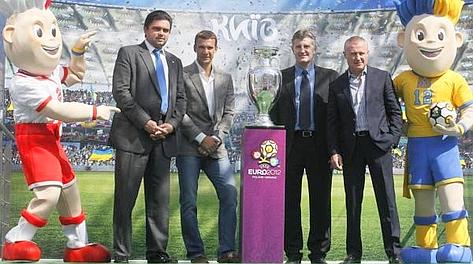  Markiian Lubkivski, direttore Uefa di Euro 2012, Andriy Shevchenko, Davor Suker e Grygoriy Surkis, presidente della Federcalcio ucraina, con la coppa a Kiev. Ansa