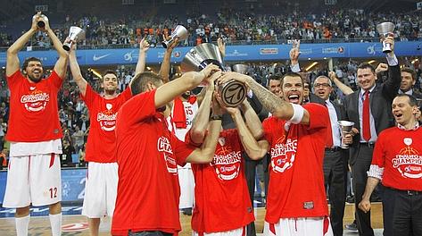 L'Olympiacos col trofeo dell'Eurolega. Reuters