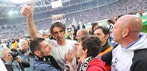 Buffon festeggia lo scudetto Juve in mezzo ai tifosi. Ansa