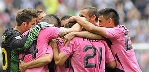 L'abbraccio dei compagni di squadra a Del Piero. Reuters