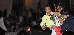 Alessandro Del Piero con la coppa del tricolore. Ansa