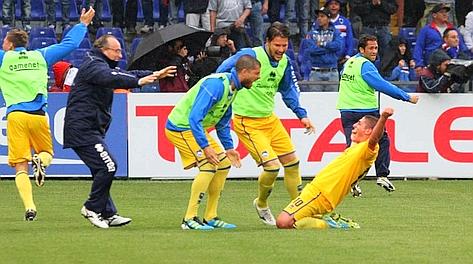 L'esultanza di Caprari dopo il gol del momentaneo 1-0. LaPresse