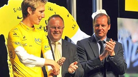 Andy Schleck indossa la maglia gialla di vincitore del Tour 2010. Ansa