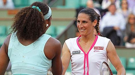 Serena Williams si complimenta con Virginie Razzano. Afp