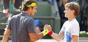 Il saluto tra Federer e Goffin. Reuters