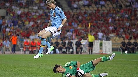 Fernando Torres contro il portiere Cheng. Reuters