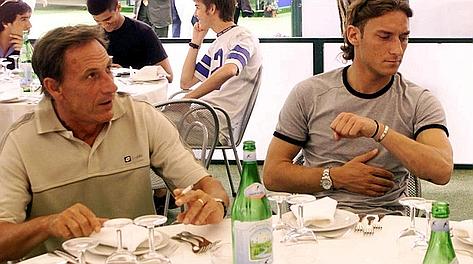 Zdenek Zeman in una foto a pranzo con Francesco Totti il 18 maggio 2001. Ansa