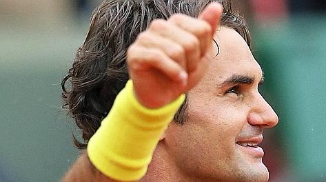 Roger Federer, 30 anni, fa segno che  tutto ok. Afp
