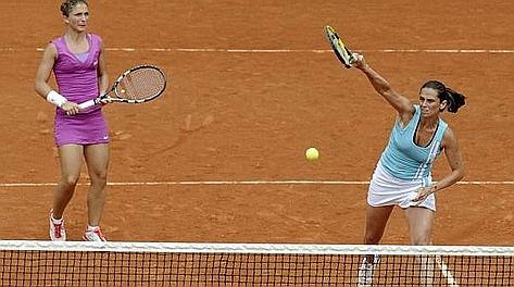 Sara Errani, 25 anni, e Roberta Vinci, 29, in azione al Roland Garros. Ansa