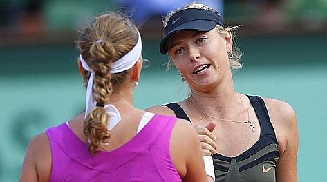 Maria Sharapova si congratula con Petra Kvitova. Afp