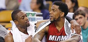 Dwyane Wade in panchina con Udonis Haslem. Reuters