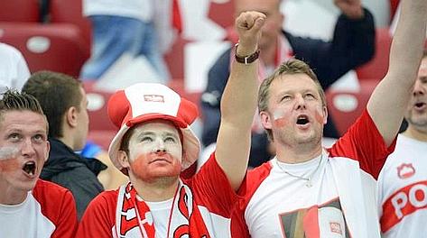 Tifosi polacchi allo Stadio Nazionale prima della sfida con Grecia. Epa