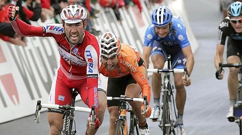 Vladimir Isaychev,  26 anni, della Katusha, taglia il traguardo di Gansingen, arrivo della quinta tappa del Giro di Svizzera precedendo Perez Moreno. Reuters