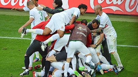 Delirio portoghese dopo il gol di Varela. Afp