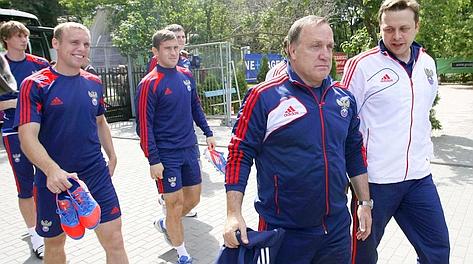 Dick Advocaat dirige l'allenamento della Russia alla vigilia del match con la Grecioa. Reuters