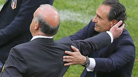 Vicente del Bosque e Cesare Prandelli al termine di Italia-Spagna. Reuters