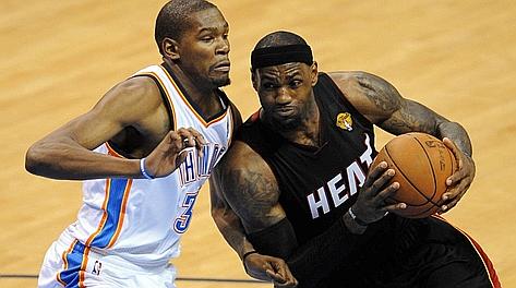 Super duello: Kevin Durant (a sinistra) su LeBron James. Reuters