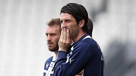 Gigi Buffon, 34 anni, riflette durante l'allenamento. LaPresse