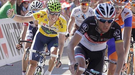 Rui Costa esulta all'arrivo dell'ultima tappa del Giro di Svizzera. Reuters
