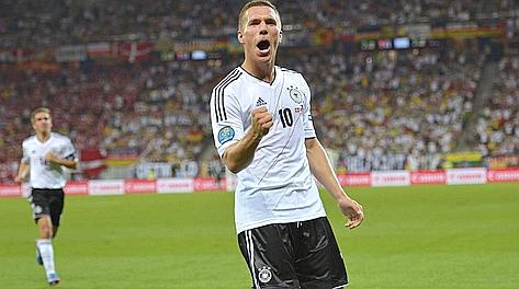 Lukas Podolski, 27 anni, festeggia con un gol le 100 presenze. LaPresse