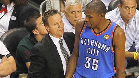 Kevin Durant, stella dei Thunder, con coach Scott Brooks. Reuters