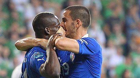 Bonucci chiude la bocca a Balotelil dopo il gol con l'Irlanda. Afp