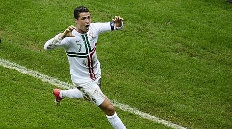 Cristiano Ronaldo festeggia il gol ai cechi. Epa