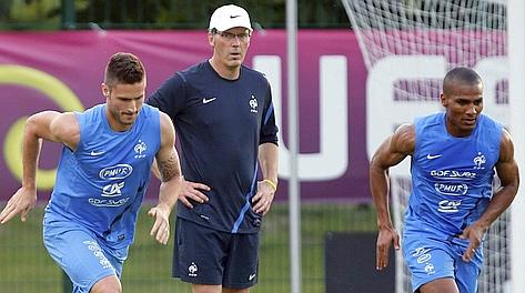 Il c.t. francese Blanc tra Giroud e Malouda. Reuters