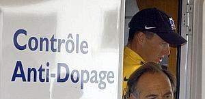 Lance Armstrong a un controllo antidoping. LaPresse