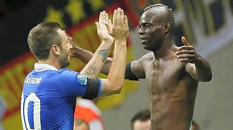 Mario Balotelli e Antonio Cassano celebrano la vittoria azzurra. Ansa
