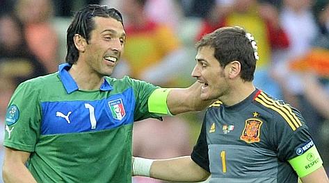Gigi Buffon e Iker Casillas. Afp
