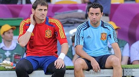 Casillas e Xavi. Bozzani