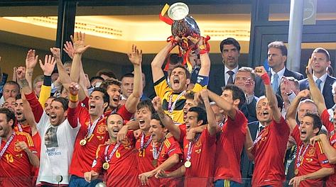 E' il 29 giugno 2008: il c.t Luis Aragones  portato in trionfo dopo il successo all'Europeo. Ap