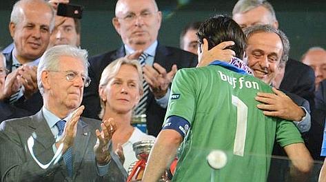 Gigi Buffon, 34 anni, abbracciato da Michel Platini: applaude Mario Monti. Epa