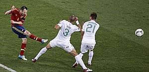 Andres Iniesta al tiro contro il Portogallo. Reuters