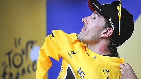 Fabian Cancellara in maglia gialla sul podio