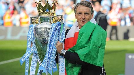 Il tecnico del City Roberto Mancini con in pugno la Coppa dopo aver vinto la Premier. Corbis
