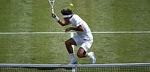 Federer evita un colpo al corpo di Murray. Afp