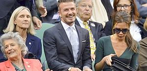 David Beckham e un'annoiata moglie a Wimbledon. Reuters