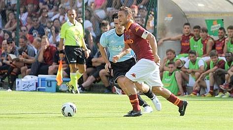 Francesco Totti, 35 anni, in campo nel primo test stagionale. Ansa