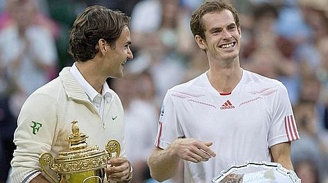 Federer e Murray in premiazione dopo la finale di Wimbledon. Reuters
