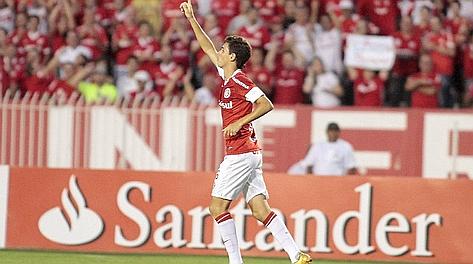 Oscar, 20 anni, centrocampista, con la maglia dell'Internacional Porto Alegre. Epa