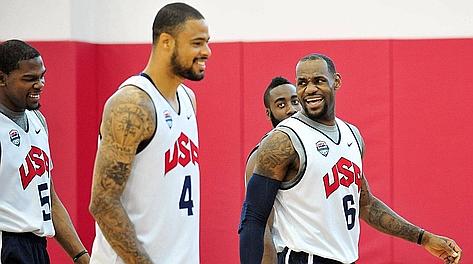 Tyson Chandler e LeBron James in allenamento con gli Usa. Reuters